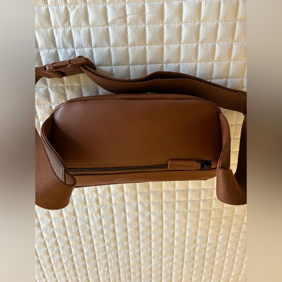 MON1500 Crafted with water-resistant, ultra microfiber vegan leather, the - Picture 4 of 10